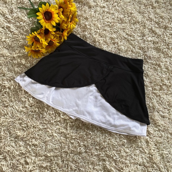 Adorable black and white tennis skirt - Picture 3 of 3